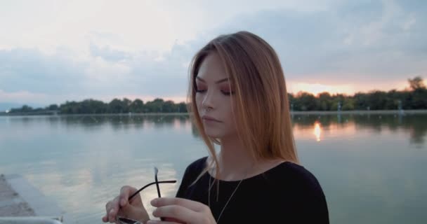 Mujer Joven Fashinable Pone Gafas Sol Lujo Primer Plano — Vídeo de stock