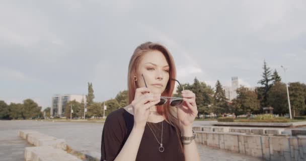 Jonge Vrouwelijke Model Badend Zonlicht Zet Stijlvolle Zonnebril Regenboog Achtergrond — Stockvideo