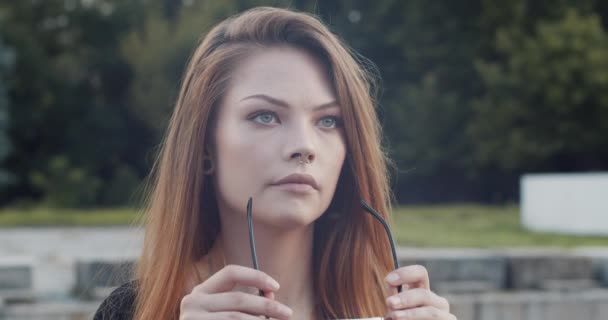 Hermosa Modelo Femenina Que Pone Gafas Sol Primer Plano — Vídeos de Stock