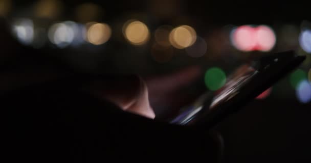 Utilisateur tenant tablette appareil la nuit - défilement et navigation sans fin - concept de dépendance à Internet séquences floues déconcentrées 