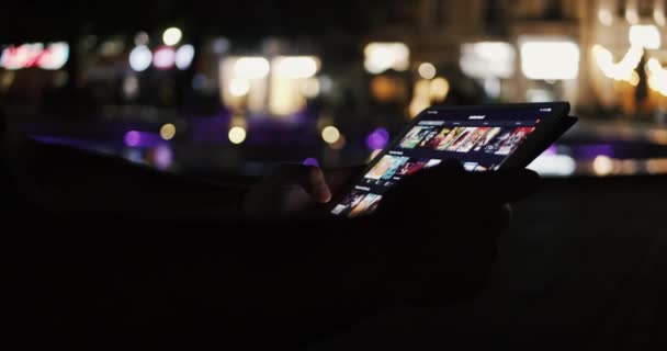 Mann Surft Nachts Von Tablet Gerät Aus Die Filmanwendung Letterboxd — Stockvideo