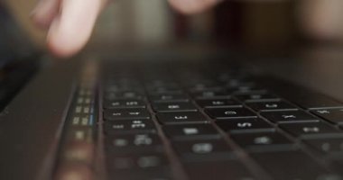 Farklı işlevler için touchbar çubuğu olan modern dizüstü bilgisayar - yakın çekim görüntüleri