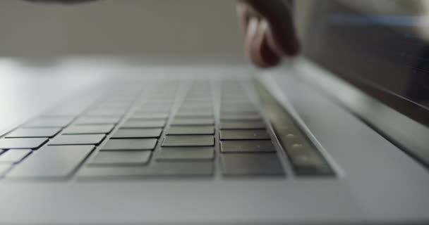 Het Gebruik Van Touchbar Een Moderne Laptop Notebook Apparaat — Stockvideo