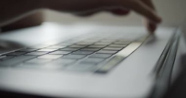 Değişik fonksiyonlar için touchbar çubuğu olan modern dizüstü bilgisayar