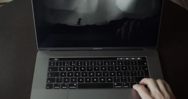 Felhasználó Játszik Limbo Puzzle Platform Oldalsó Görgető Videojáték Egy Laptop — Stock videók