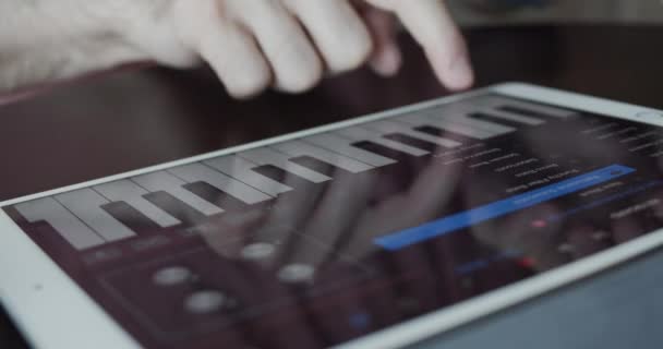 Tabletapp Gebruiken Thuis Digitale Synthesizer Spelen — Stockvideo