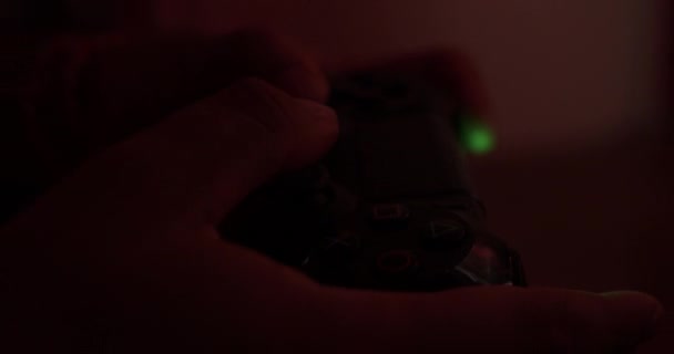 Nachts Videospiel Auf Drahtlosem Joystick Controller Spielen — Stockvideo