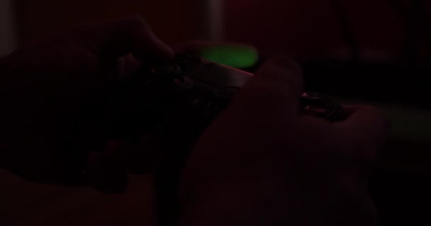 Jugar Videojuegos Con Controlador Inalámbrico Durante Cuarentena Bloqueo Por Noche — Vídeos de Stock