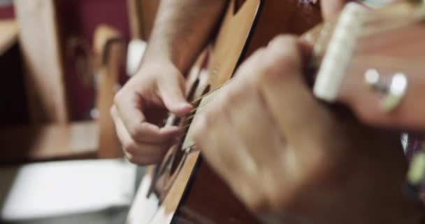 Musicista Pratica Sua Chitarra Giocando Abilità — Video Stock