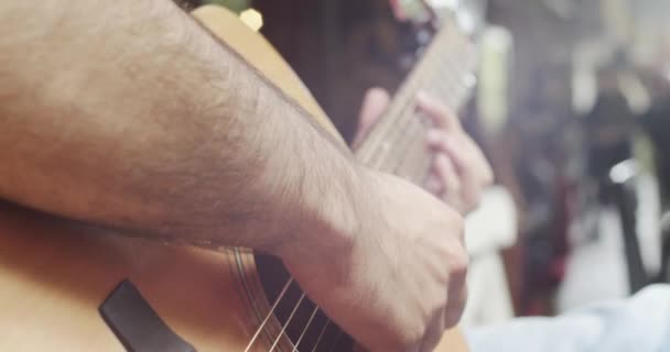 Tocar Guitarra Afuera Actuación Hobby Por Diversión — Vídeo de stock