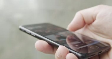 Akıllı telefon aygıtı üzerinde Pinterest fotoğraf uygulaması taranıyor