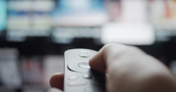 Usuário Navegando Conteúdo Streaming Vídeo Com Controle Remoto Sem Fio — Vídeo de Stock