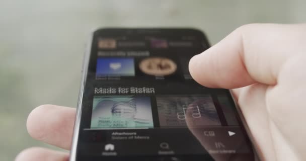 Воспроизведение Музыки Spotify Приложение Смартфона Слушать Открывать Себя Новые Песни — стоковое видео