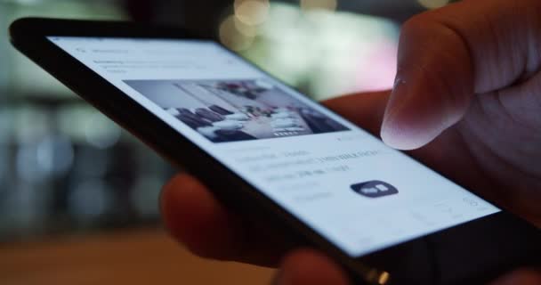 Kullanıcı Akıllı Telefon Aygıtındaki Airbnb Hizmet Uygulaması Ile Tatilde Kalacağı — Stok video