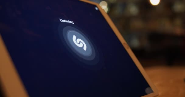 Usando Aplicativo Descoberta Música Shazam Dispositivo Tablet Para Encontrar Novas — Vídeo de Stock