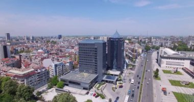 Avrupa 'da yoğun trafiği olan modern otel binası ve bulvarı olan şehir merkezi sahnesi