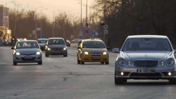 都市の路上で都市の自動車交通 Stockフッテージ — ストック動画