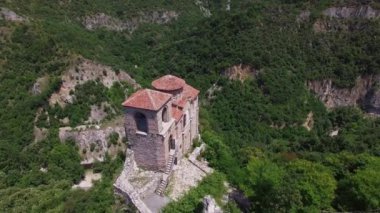 Dağlardaki gözetleme kulesinin üstündeki havadan.