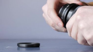 Klasik bir manuel odaklama lensi üzerindeki kamera mercek filtresi vidalanıyor
