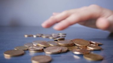 Metal paraları sayan adam 4K çekimini kapat 23.976 fps para tasarrufu kavramı