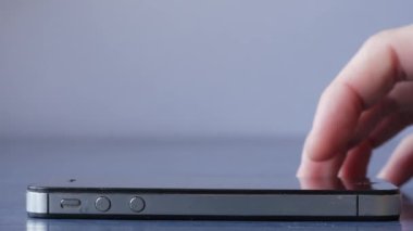 Akıllı telefon detaylarını kullanan kullanıcı 4K kaydırma işletim teknolojisi kavramını kapat