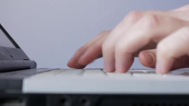 笔记本打字键盘笔记本电脑关闭写字机开发人员翻译程序程序员黑客概念商务办公室工作 — 图库视频影像