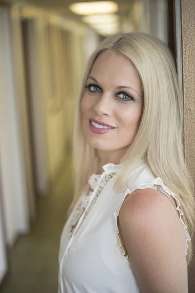 Foto Einer Sehr Attraktiven Blonden Frau Mit Schönen Blauen Augen — Stockfoto