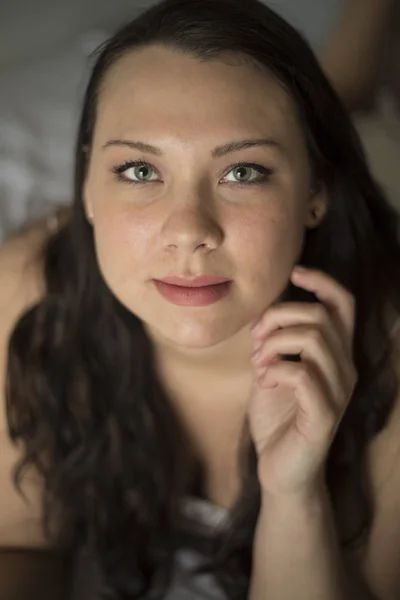 Very Attractive Woman Dark Hair Tanned Skin Lying Bed White — Stock Photo, Image