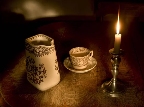 Foto Una Vela Candelabro Tetera Antigua Taza — Foto de Stock