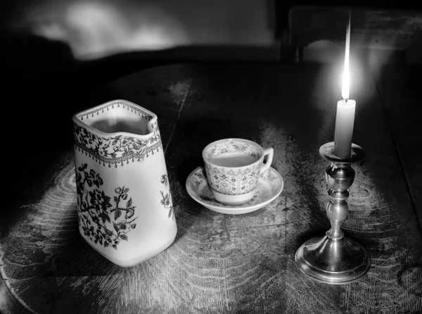 蜡烛和烛台 古董茶壶和茶杯的照片 — 图库照片