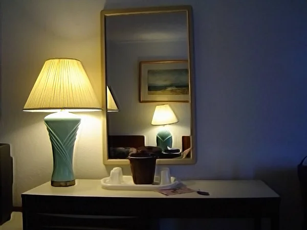 Tischlampe Auf Schlafzimmertisch Und Spiegel — Stockfoto