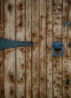 Yüzük tokmağı ile eski ahşap kapılar