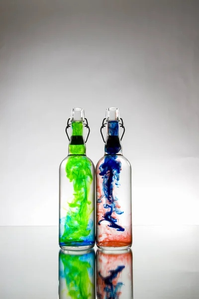 Twee Flessen Met Kleur Rook — Stockfoto