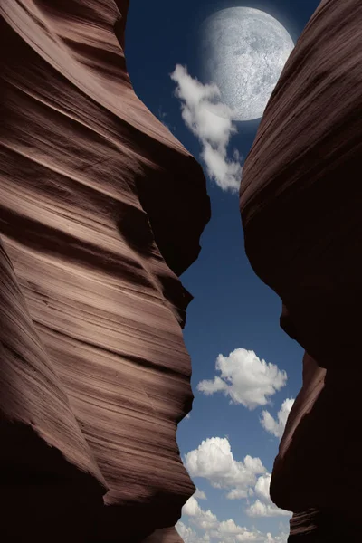 Desert Canyon Pleine Lune Par Ciel Nuageux — Photo