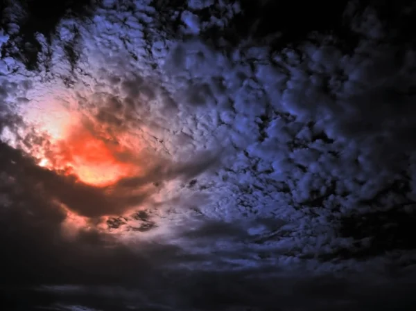 Rote Sonnenaufgänge Hinter Wolken — Stockfoto