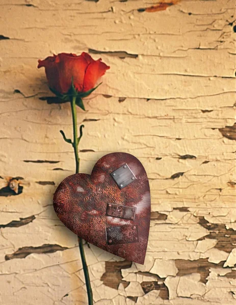Surrealismo Rosa Roja Corazón Oxidado Con Parches Metálicos — Foto de Stock