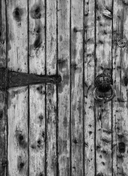 Alte Holztüren Mit Klingelklopfer — Stockfoto
