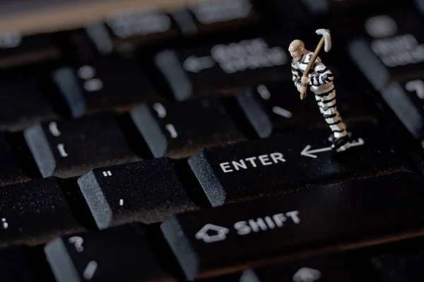 Composição Metafórica Prisioneiro Boneca Teclado Computador — Fotografia de Stock