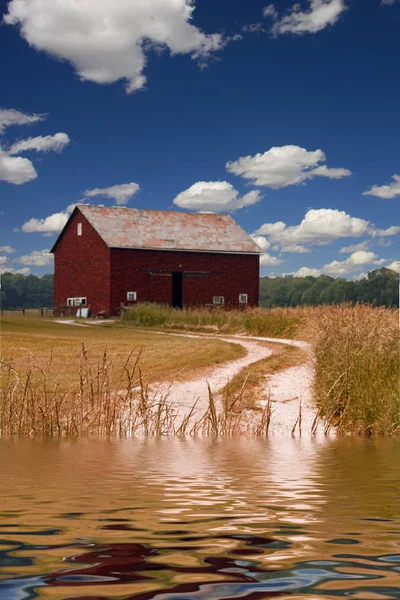 小麦地里的红谷仓 河流或湖岸 — 图库照片