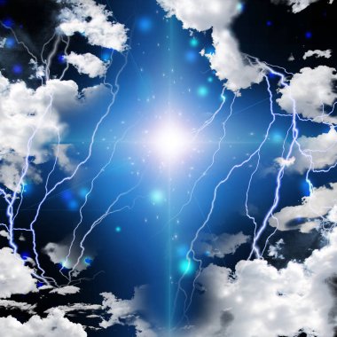 Parlak yıldız Lightning'ler ile bulutlu gökyüzü