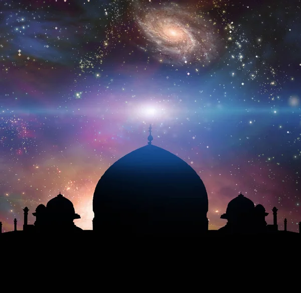 寺庙在东部样式 宇宙与星系在背景上 — 图库照片