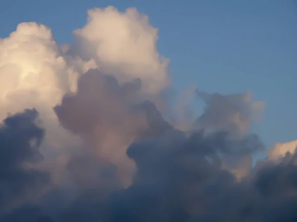 Kumuluswolken Sonnenstrahlen — Stockfoto