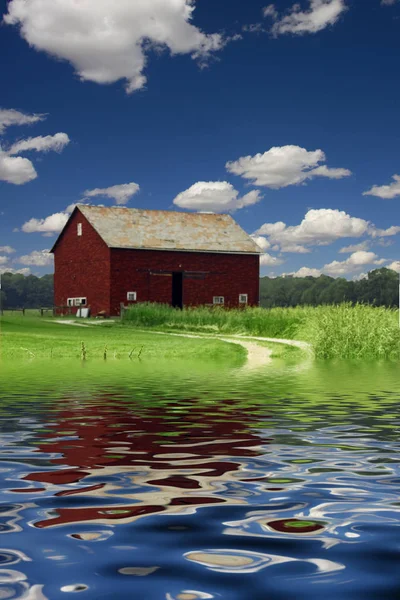 Celeiro Vermelho Campo Trigo Rio Margem Lago — Fotografia de Stock