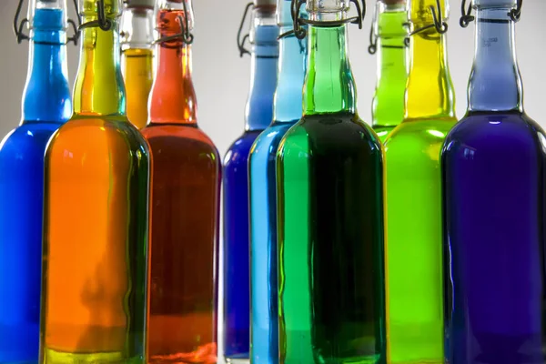 Renkli şişe kapakları
