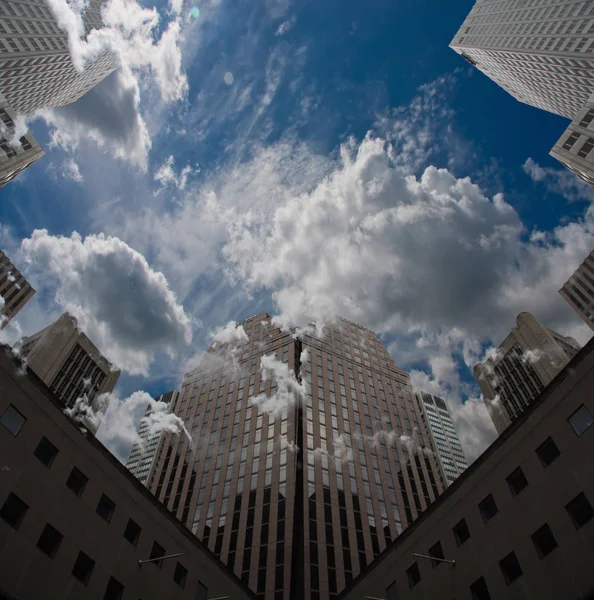 Stadthimmel Mit Wolken Und Blauem Himmel — Stockfoto
