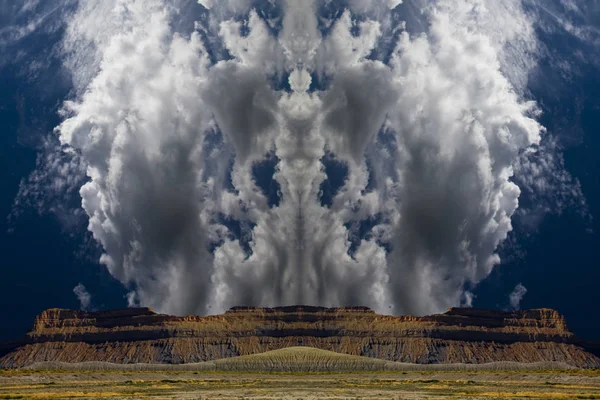 Gerçeküstü Insan Kemikleri Şekil Bulutlarda — Stok fotoğraf