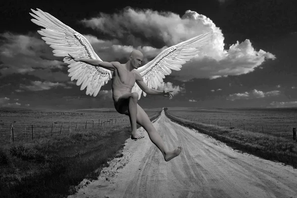 Nahý Muž Andělskými Křídly Sestupuje Zem — Stock fotografie