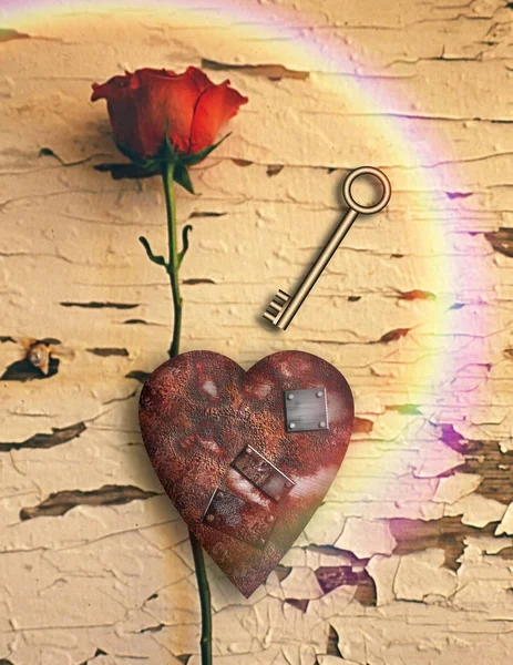 Sürrealizm Kırmızı Gül Kalp Metal Yamalar Ile Paslanmış Altın Anahtar — Stok fotoğraf