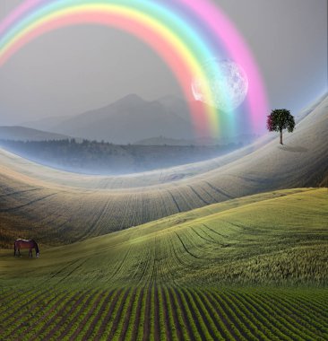 Huzurlu manzara dağ ve rainbow ile. Horizon adlı dev ay doğar. At grazes alanında