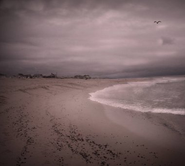 Sahil şeridi ile moody gök.